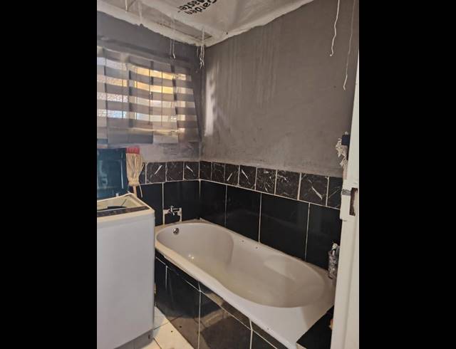 6 BEDROOM HOUSE FOR SALE IN LENASIA SOUTH